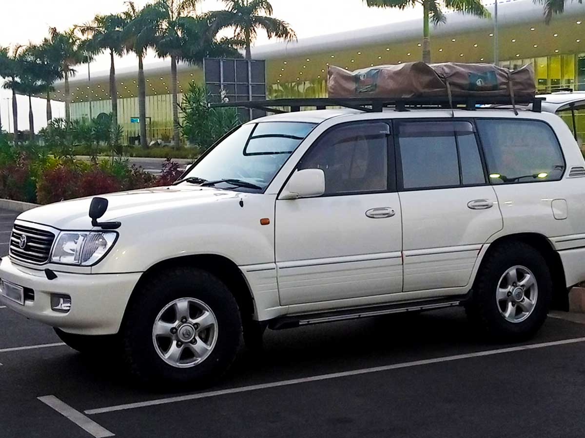 toyota-land-cruiser-v8-with-rooftop-tent