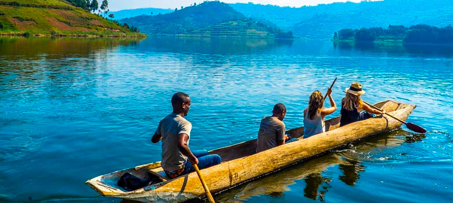 canoeing-on-lake-bunyonyi