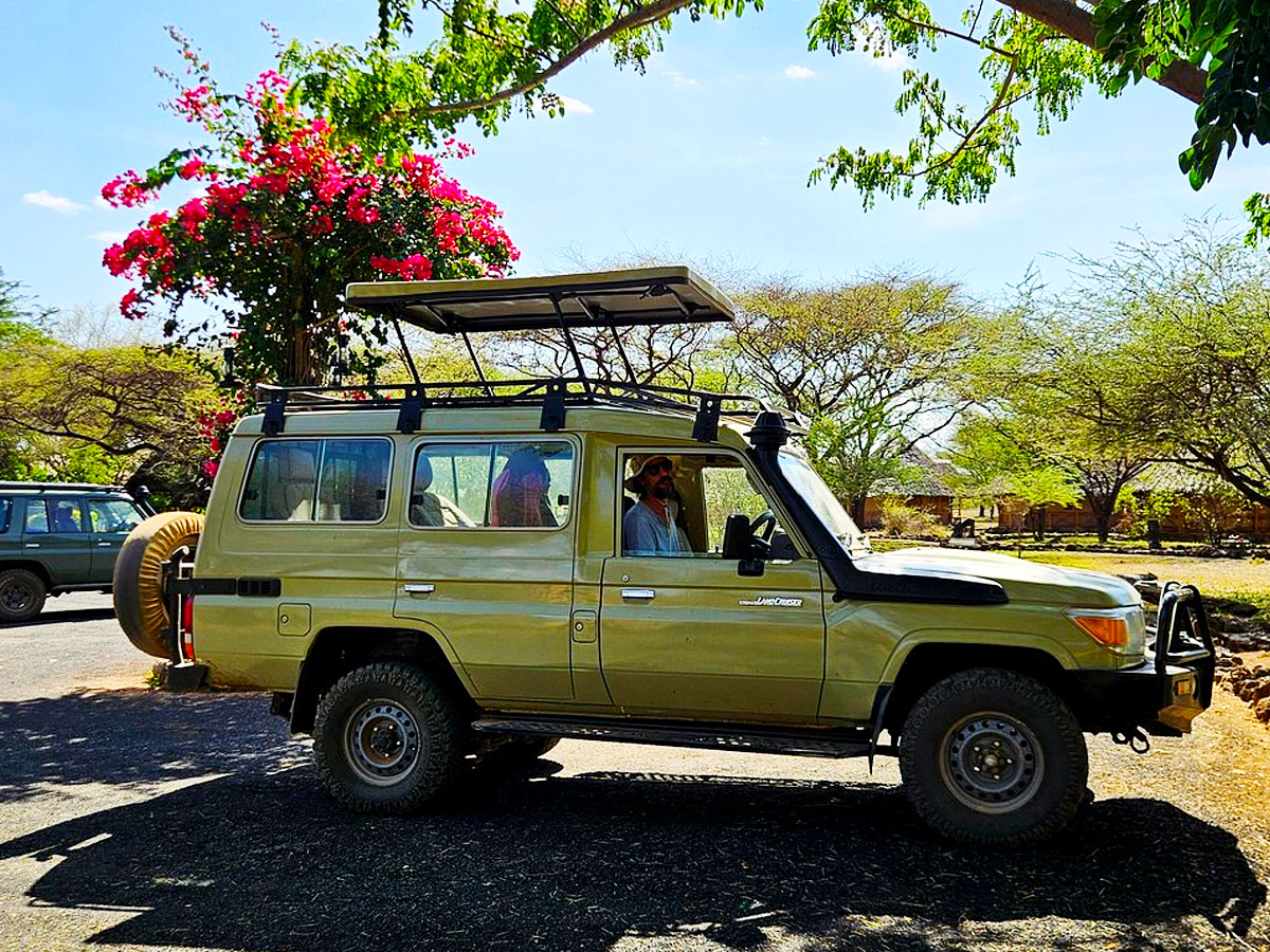 land-cruiser-lx-hardtop-safari-car-rental-east-africa-with-rooftop-tent