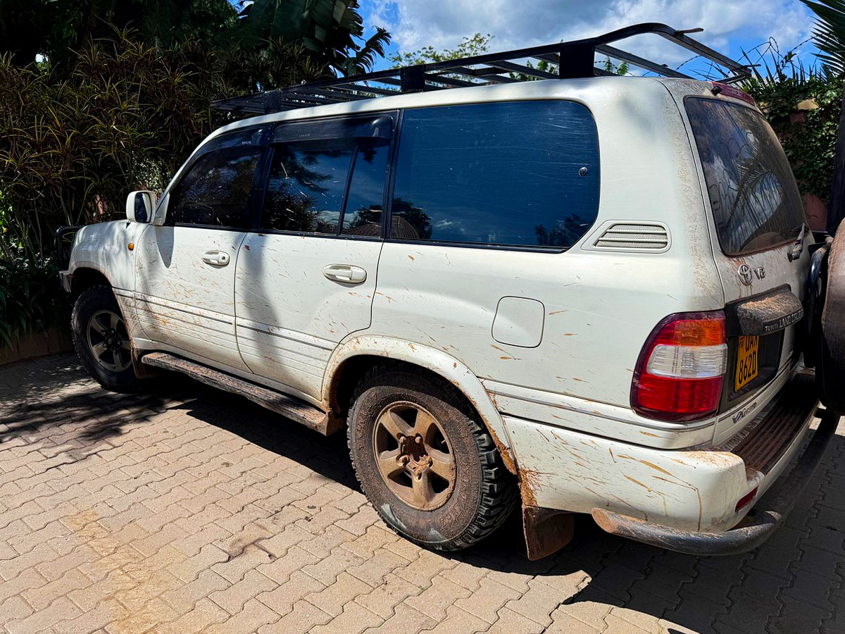 land-cruiser-v8-luxury-car-rental-uganda-for-self-drive-safaris