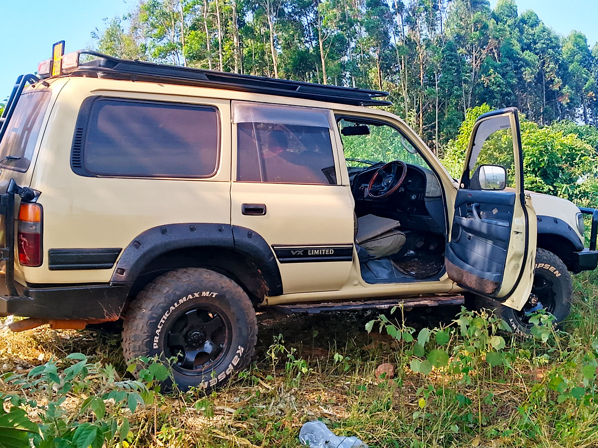 land-cruiser-vx-safari-car-hire-uganda-east-africa